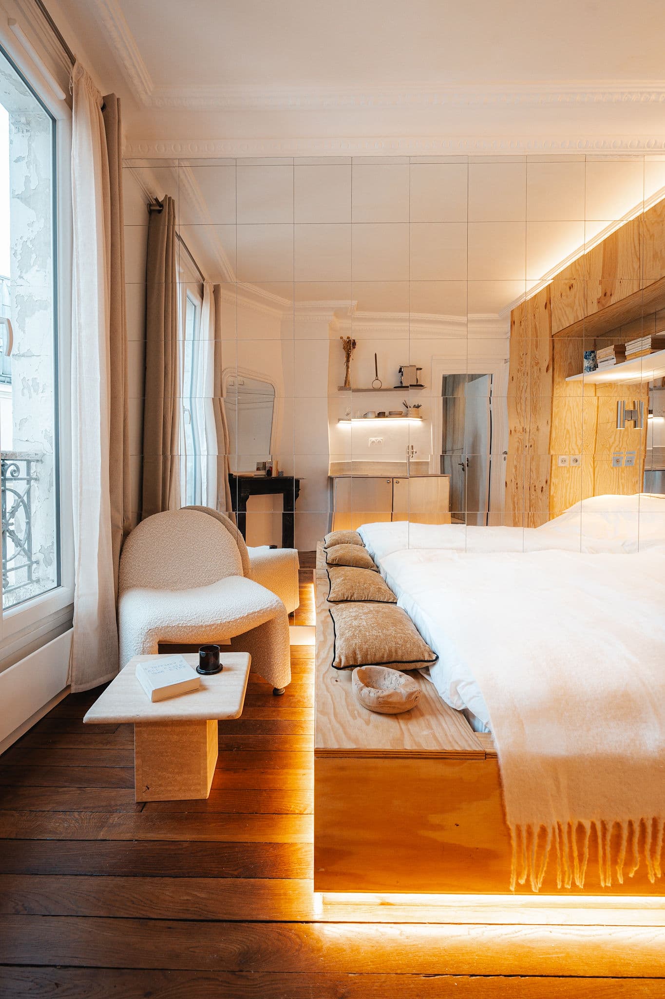 Studio Atom rénové à Paris — lit sur estrade éclairée